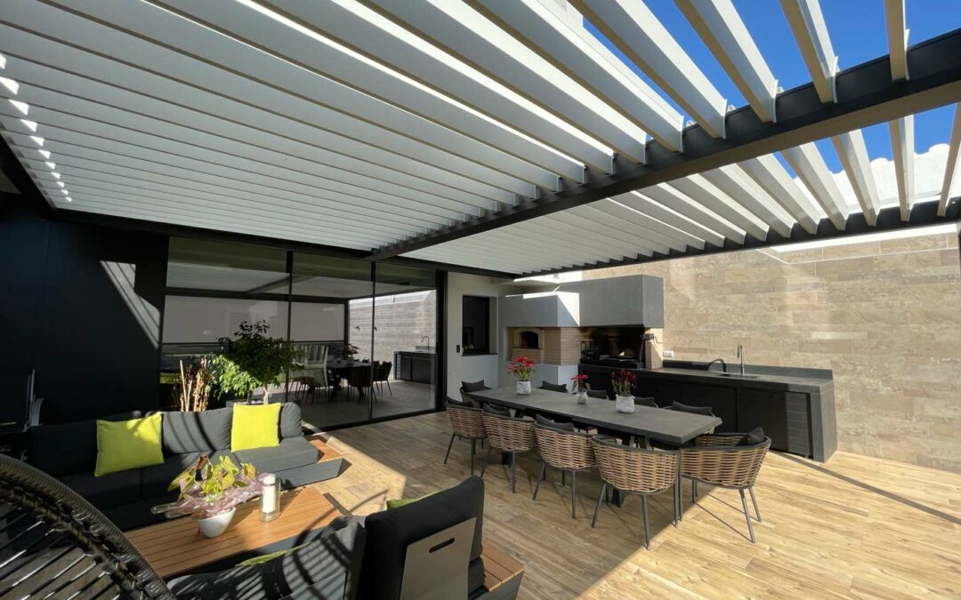 Pérgola bioclimáticas Alba con screen en el Prat de Llobregat